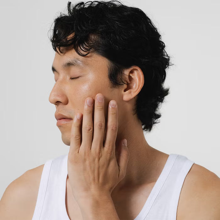 Modelo masculino con piel cuidada usando Peeling Renovador Nocturno Germain de Capuccini – exfoliación química suave | Tulsi | Montevideo | Uruguay